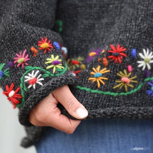 Wollpullover mit Blumenstickerei Detailansicht